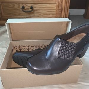 Dark Brown leather Clarks — never been worn